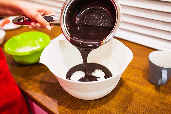 Mousse au chocolat : mélange des blancs en neige et du chocolat