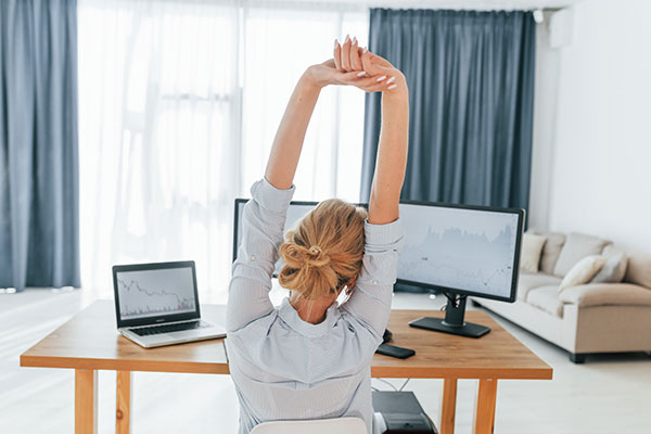 Femme en télétravail qui fait des étirements